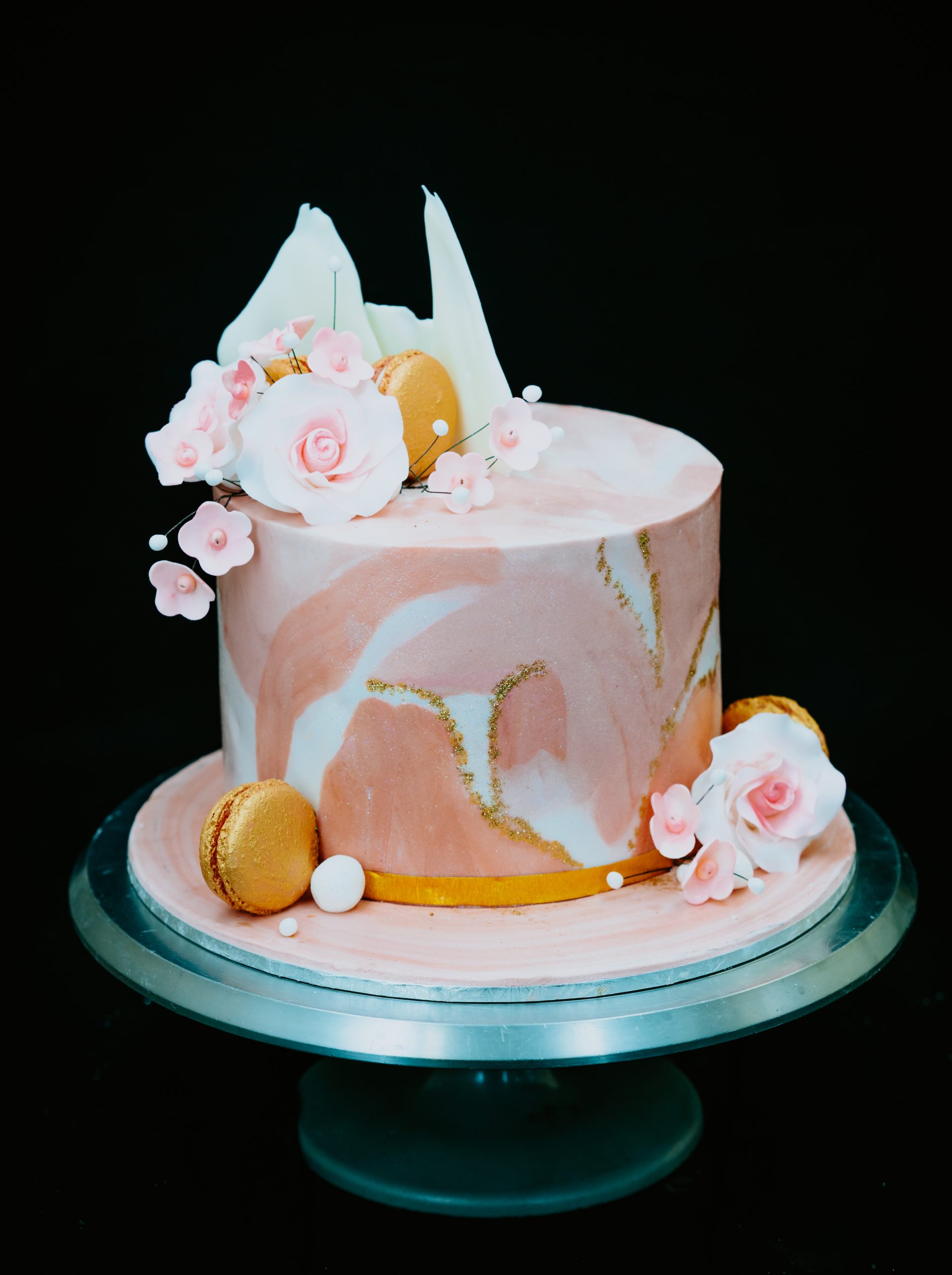 Dollybird Bakes - Happy 40th Birthday Emma! Beautiful pink marble cake,  with edible gold accents. Macarons, meringues and sweet treats to dress.  Can you spot the #hinch items too?! Colours: @colour.mill Topper : @