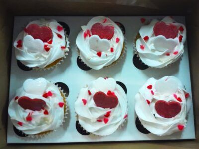 6 Cupcakes with Hearts