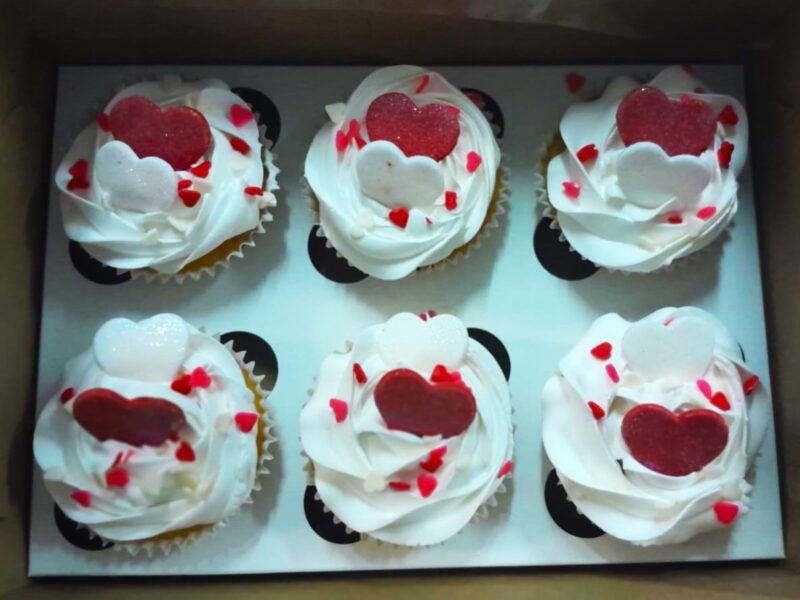 6 Cupcakes with Hearts